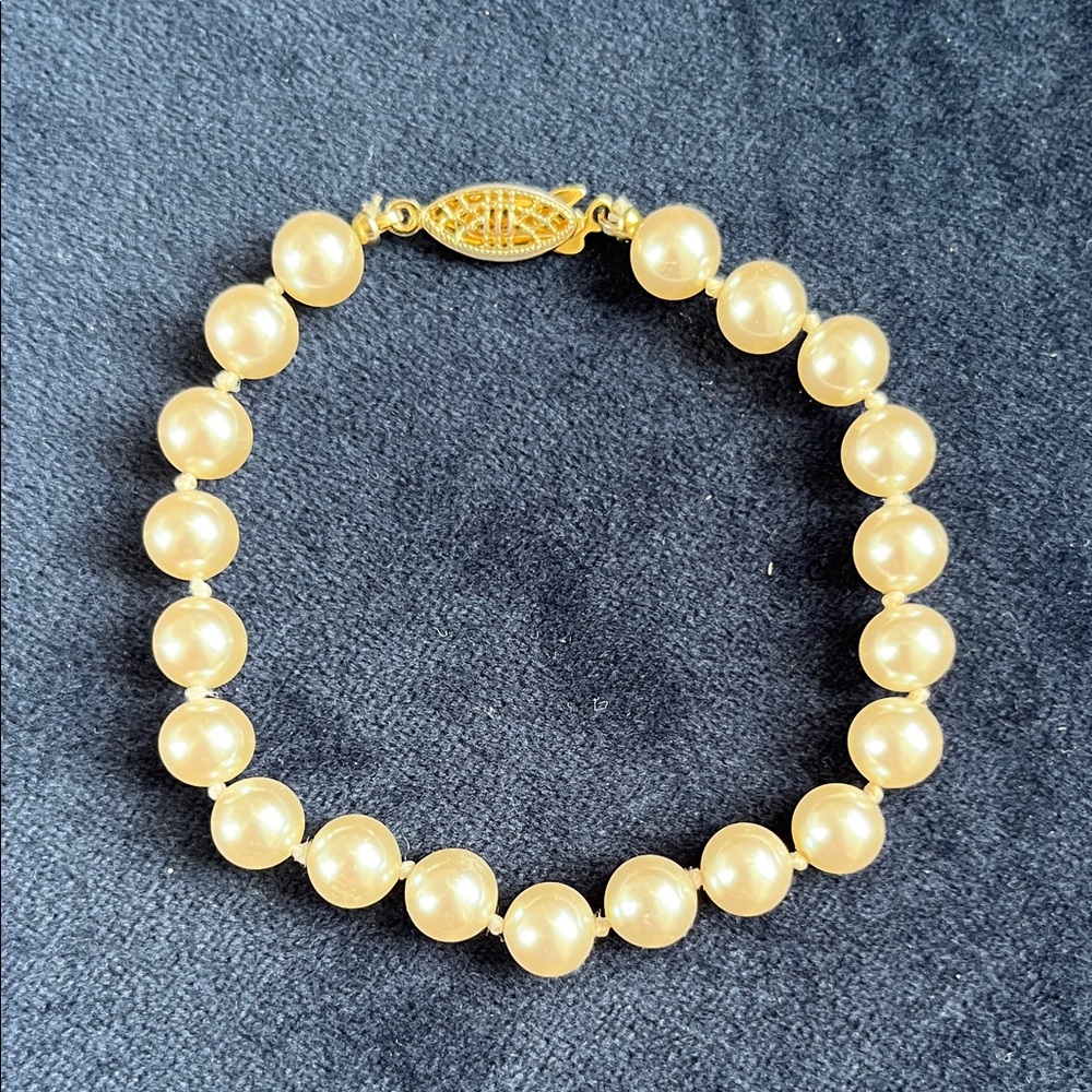 Elegant Pearl Bracelet with Gold Clasp